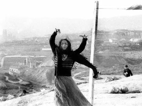 Carmen Amaya bailando durante el rodaje Los Trantos. Foto Colita 1963 Carmen Amaya Bailando en Somorrostro, Los Tarantos